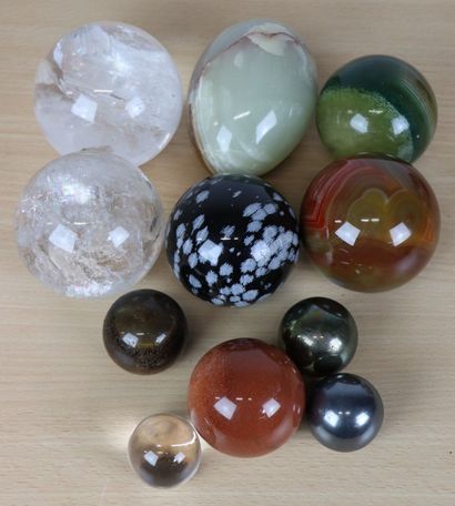 null Collection de dix boules et trois oeufs en pierre, marbre, verre et céramique.

H(max)_15.7...