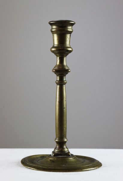 null Flambeau en bronze ou laiton, modèle à colonne.

XVIIème.

H_23.5 cm D_13 c...