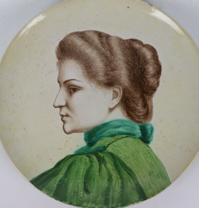 null Gustave MOHLER (1836-1920). 

Portrait de femme de profil. 

Important plat...