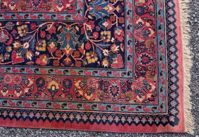 null IRAN.

Important tapis en laine noué main, à fond beige.

H_310 cm L_420 cm