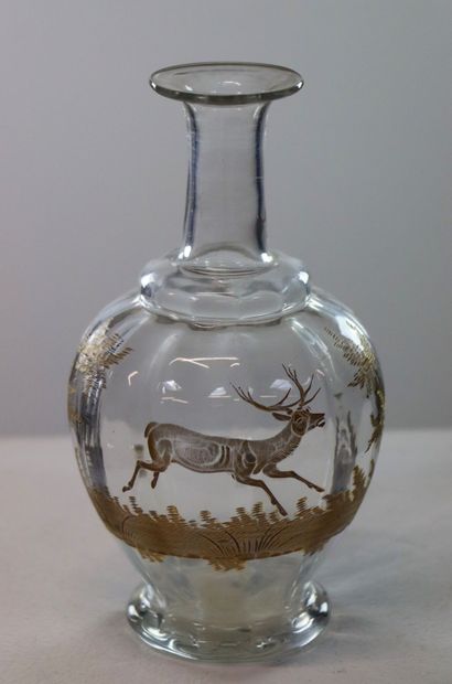 null Carafe en verre à décor cynégétique gravé et doré.

XIXème siècle.

H_19 cm,...