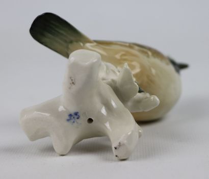 null Karl ENS.

Mésange huppée en porcelaine polychrome..

Signée du tampon au revers.

H_14...