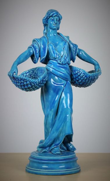 null Noël RUFFIER (1847-1921).

Femme aux deux paniers.

Sculpture en céramique émaillée...
