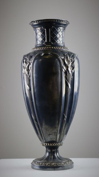 GALLIA, CHRISTOFLE. 
Vase en métal argenté...