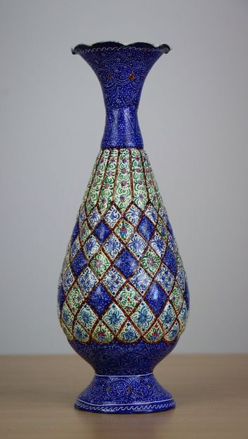 null IRAN.

Vase en cuivre à décor polychrome émaillé.

H_26 cm.