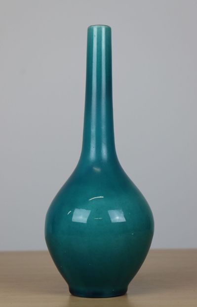 null CHINE

Vase en grès à couverte bleu turquoise.

H(avec socle)_27.5 cm.

H_24.5...