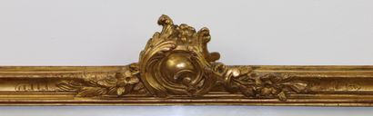null Cadre en bois et stuc doré à motif rocaille.

Style Louis XV, seconde moitié...