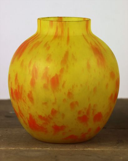 null Paire de vases en verre marmoréen jaune et orange. 

Vers 1920.

H_17.5 cm D_15...