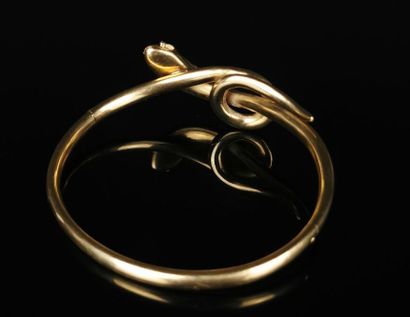 null Bracelet en or jaune figurant un serpent orné de saphirs sur sa tête.

D_ 6.7...