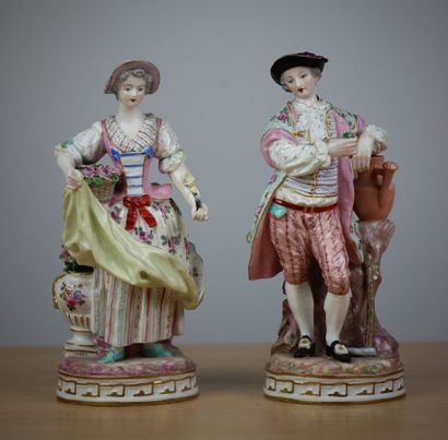Paire de statuettes en porcelaine polychrome...