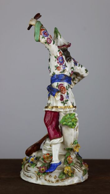 null MEISSEN, dans le goût de.

Groupe en porcelaine polychrome figurant un musicien...