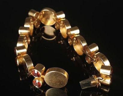 null Bracelet en or jaune à motif circulaire retenant seize grenats de forme ronde...