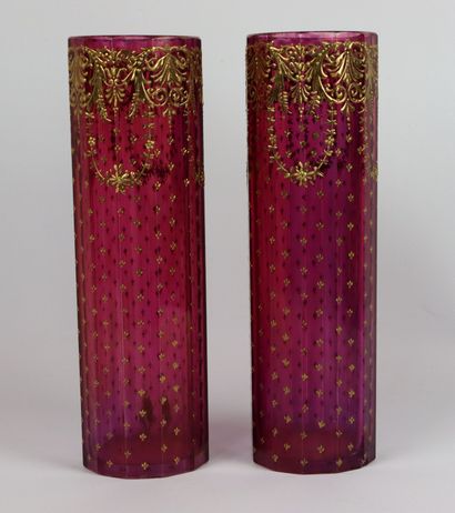 null Paire de vases en verre mauve émaillé or à décor de semis de fleurs, guirlandes...