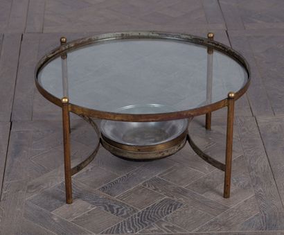 null Travail français du XXème siècle.

Table basse circulaire en métal et verre.

H_37...