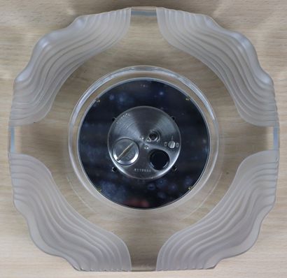 null DAUM France.

Pendule en cristal, années 1960-1970.

H_19,2 cm L_19,6 cm