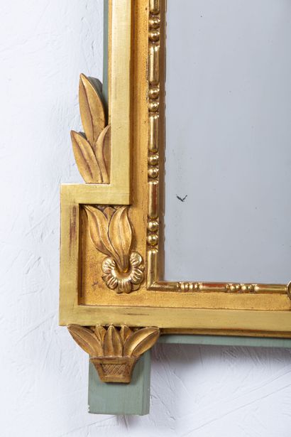 null Miroir en bois laqué et doré.

Style Louis XVI.

H_90 cm L_53 cm.