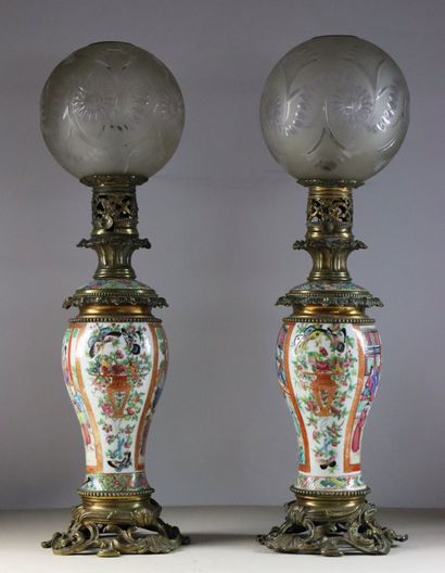null CHINE, Canton.

Paire de vases en porcelaine polychrome.

Montures en bronze...
