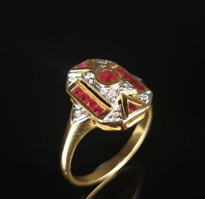 null Bague en or jaune à motif géométrique ornées de rubis et de diamants.

Tour...