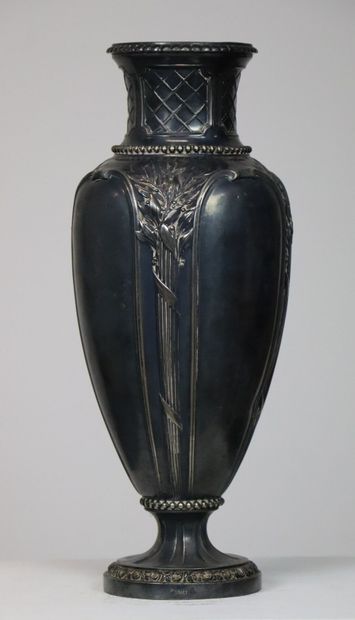 null GALLIA, CHRISTOFLE.

Vase en métal argenté à décor de cartouches, treillages...