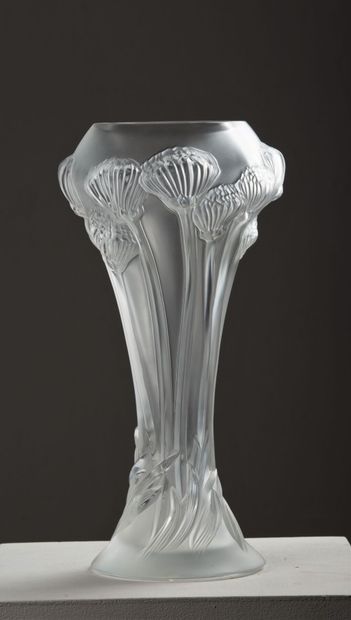 null LALIQUE France. 

Pompons. 

Vase en cristal moulé et pressé incolore. 

Signé...