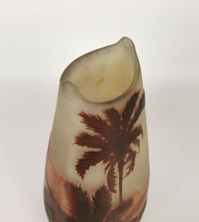  Établissements GALLÉ. 
Vase à col de forme libre en verre multicouches à décor de...