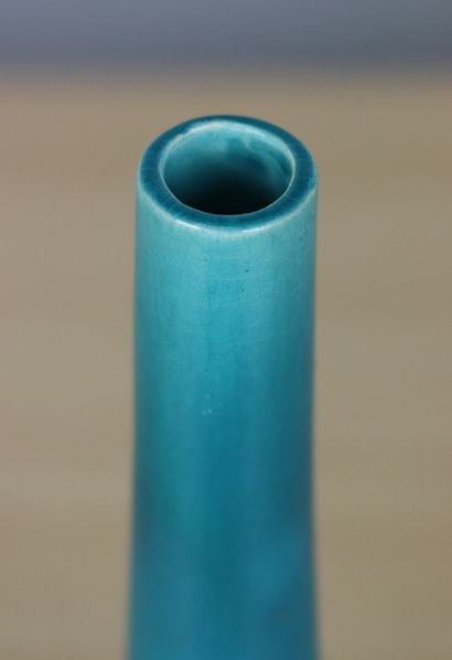 null CHINE

Vase en grès à couverte bleu turquoise.

H(avec socle)_27.5 cm.

H_24.5...