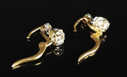 null Paire de boucles d'oreille en or jaune ornées chacune de deux diamants en serti...