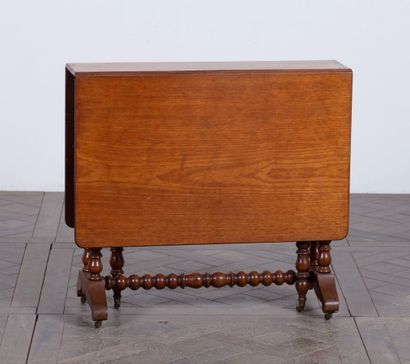 null Table à thé dite « gate-legs » en acajou et placage d'acajou.

XIXème siècle.

H_71.5...