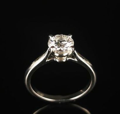 null CARTIER.

Bague solitaire en platine ornée d'un diamant taillé rond brillant...