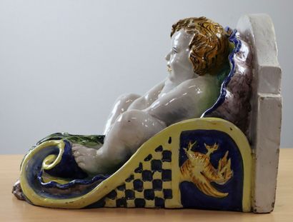 null Console d'applique en faïence figurant un putto et des coquilles.

H_36 cm L_29.5...