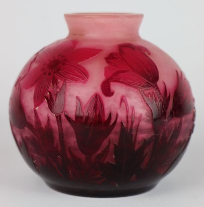 null DELATTE à Nancy.

Vase en verre multicouches dégagé à l'acide à décor de fleurs...