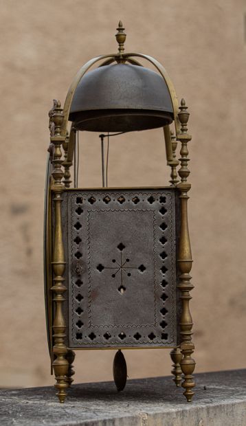  Grande pendule capucine en bronze et étain. 
Le cadran signé Leroux Royer à Paris....