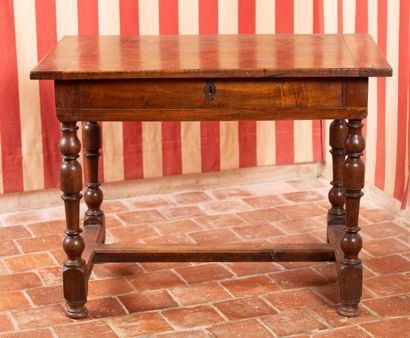 null Table à écrire ouvrant à un tiroir en ceinture, pieds en balustre réunis par...