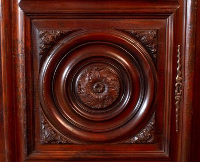 null Importante armoire ouvrant à deux vantaux en bois mouluré et sculpté de motifs...