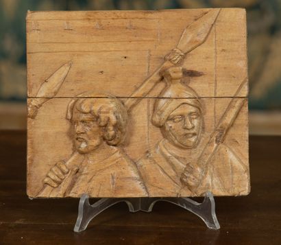 Fragment de panneau en bois de résineux sculpté,...