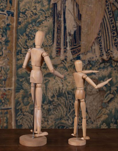 null Deux mannequins de peintre articulés en bois, sur présentoirs. 

H_56 cm et...