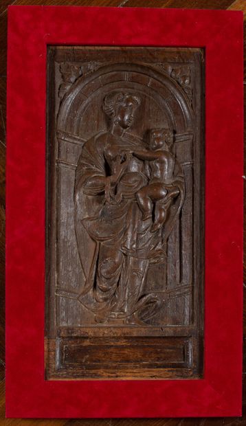 null Panneau en chêne sculpté figurant une Vierge à l'enfant sous une arcature.

XVIIème...