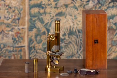 null Microscope en bronze et laiton, par I. MIRAND, fabrique spéciale du monarque,...