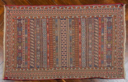 null Tapis nomade, genre Kilim.

L_206 cm l_125 cm.