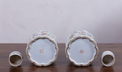  CHINE. 
Paire de pots à thé en porcelaine à décor polychrome de branchages fleuris...