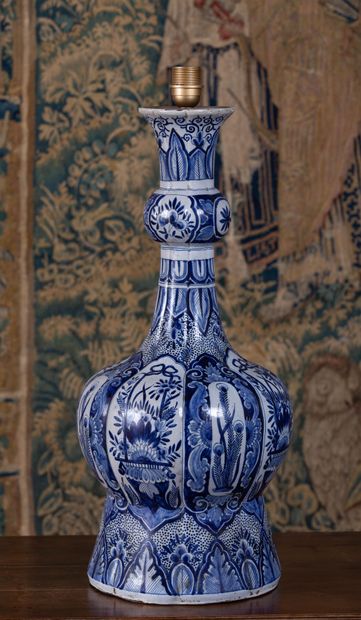null DELFT, genre de. 

Important vase en faïence à décor floral en camaïeu bleu....
