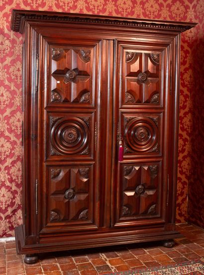 null Importante armoire ouvrant à deux vantaux en bois mouluré et sculpté de motifs...