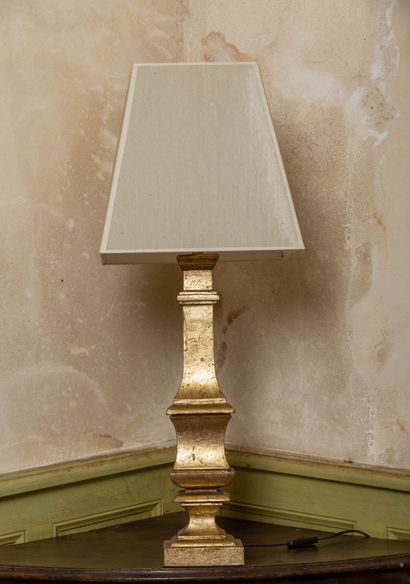 null Pied de lampe en composition doré, de forme balustre. 

H_51 cm.