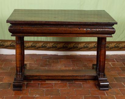null Table en bois teinté, le plateau à doucine, reposant sur quatre colonnes reliées...