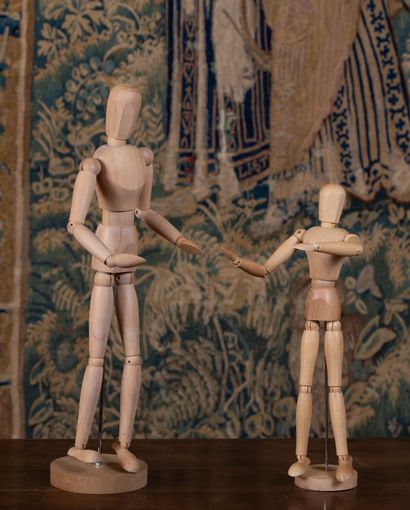null Deux mannequins de peintre articulés en bois, sur présentoirs. 

H_56 cm et...