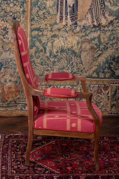 null Fauteuil Voltaire à haut dossier. 

Garniture de tissu rouge et jaune. 

H_10...