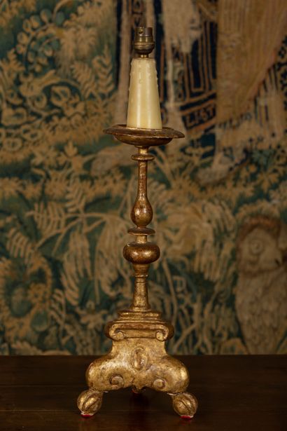 null Porte-cierge en bois sculpté et doré. 

XVIIIème siècle. 

H_39.5 cm, monté...