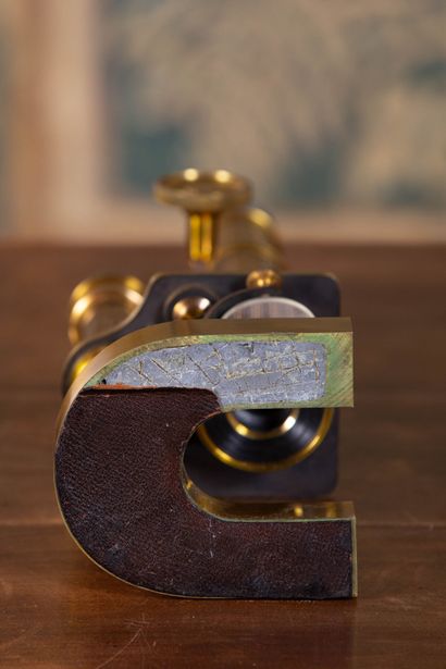 null Microscope en bronze et laiton, par I. MIRAND, fabrique spéciale du monarque,...