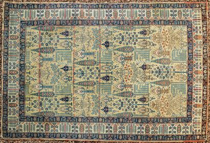 null IRAN.

Tapis en laine à décor de jardin.

L_285 cm L_188 cm, usures en bord...