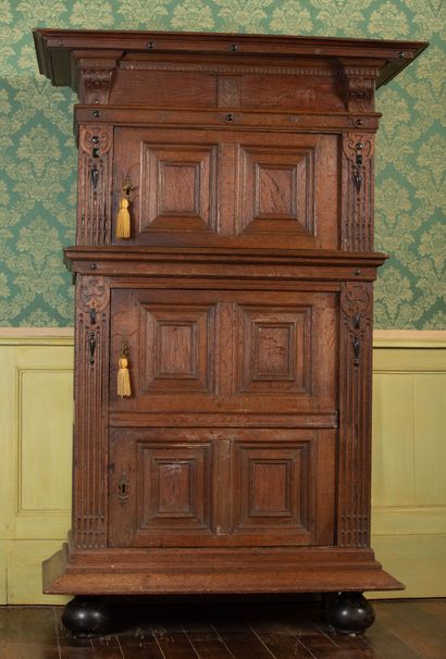 null Armoire à deux portes en chêne mouluré et sculpté, et rehaut de bois noirci....